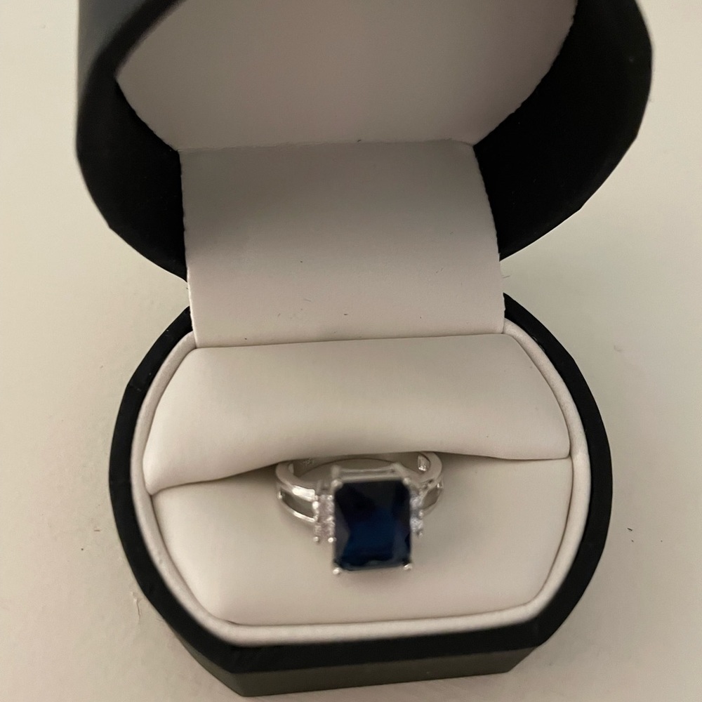 Ring faux blue sapphire silver band